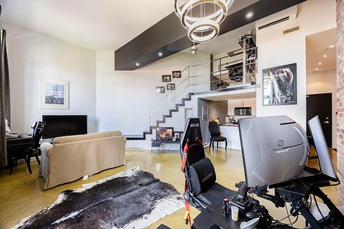 Salon - 301-2321 Av. Des Érables, Montréal (Ville-Marie), QC 