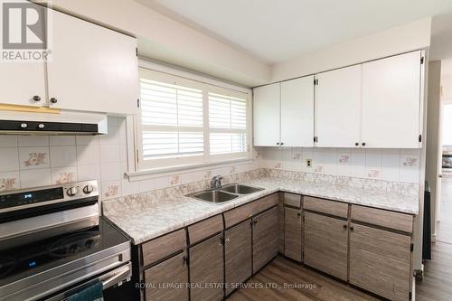 365 Sandhurst Drive, Oakville, ON - Indoor Photo Showing Kitchen With Double Sink