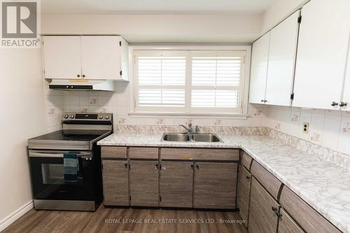 365 Sandhurst Drive, Oakville, ON - Indoor Photo Showing Kitchen With Double Sink