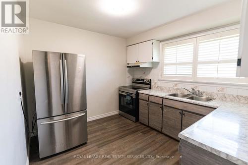 365 Sandhurst Drive, Oakville, ON - Indoor Photo Showing Kitchen With Double Sink