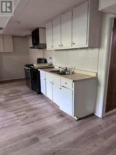 365 Sandhurst Drive, Oakville, ON - Indoor Photo Showing Kitchen With Double Sink