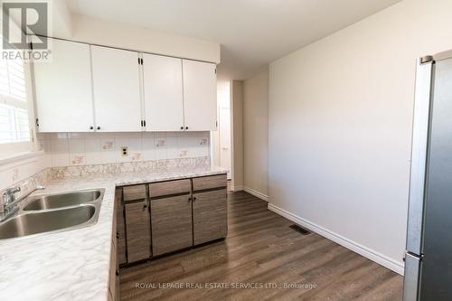 365 Sandhurst Drive, Oakville, ON - Indoor Photo Showing Kitchen With Double Sink