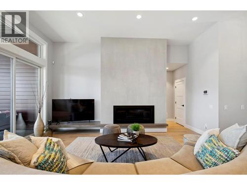 3580 Boxwood Road, Kelowna, BC - Indoor Photo Showing Living Room