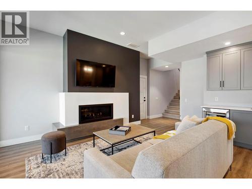 3580 Boxwood Road, Kelowna, BC - Indoor Photo Showing Living Room With Fireplace