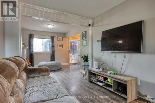 60 Canrobert Street, Woodstock (Woodstock - South), ON - Indoor Photo Showing Living Room