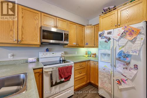 60 Canrobert Street, Woodstock (Woodstock - South), ON - Indoor Photo Showing Kitchen