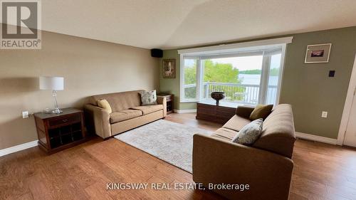 18 Mitchellview Road, Kawartha Lakes, ON - Indoor Photo Showing Living Room