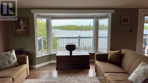 18 Mitchellview Road, Kawartha Lakes, ON - Indoor Photo Showing Living Room
