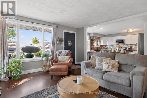 34 William Street, Kawartha Lakes (Bobcaygeon), ON - Indoor Photo Showing Living Room