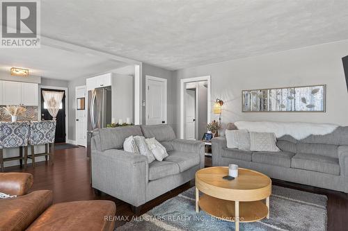 34 William Street, Kawartha Lakes (Bobcaygeon), ON - Indoor Photo Showing Living Room
