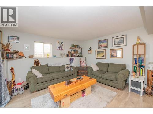 3908 Pleasant Valley Road, Vernon, BC - Indoor Photo Showing Living Room