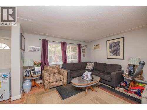3908 Pleasant Valley Road, Vernon, BC - Indoor Photo Showing Living Room