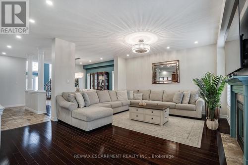 575 Stonehenge Drive, Hamilton, ON - Indoor Photo Showing Living Room
