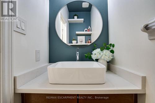 575 Stonehenge Drive, Hamilton, ON - Indoor Photo Showing Bathroom