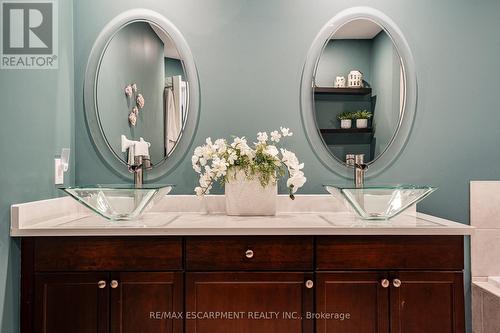 575 Stonehenge Drive, Hamilton, ON - Indoor Photo Showing Bathroom