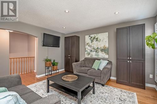 5586 Churchill Meadows Boulevard, Mississauga, ON - Indoor Photo Showing Living Room