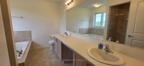 34 Hillcroft Way, Kawartha Lakes, ON - Indoor Photo Showing Bathroom