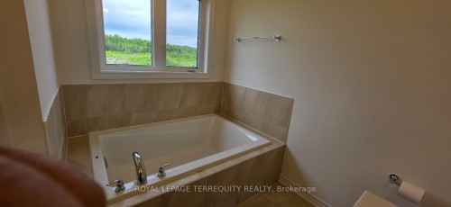 34 Hillcroft Way, Kawartha Lakes, ON - Indoor Photo Showing Bathroom