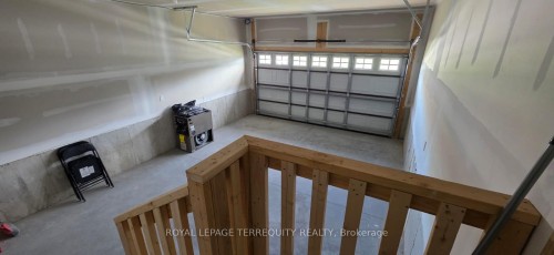 34 Hillcroft Way, Kawartha Lakes, ON - Indoor Photo Showing Garage