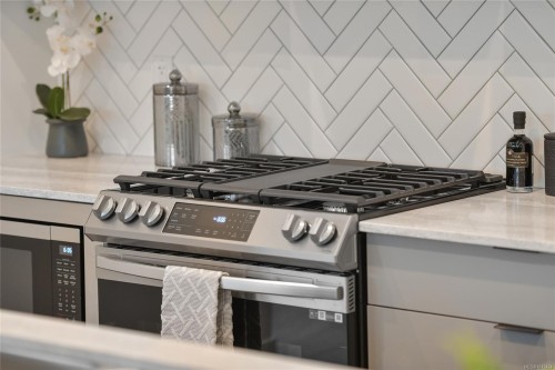 502-1114 Samar Cres, Langford, BC - Indoor Photo Showing Kitchen With Upgraded Kitchen