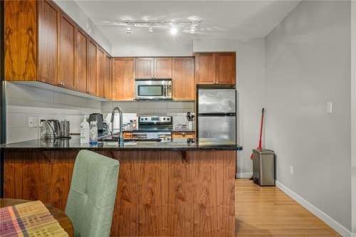 215-99 Chapel St, Nanaimo, BC - Indoor Photo Showing Kitchen