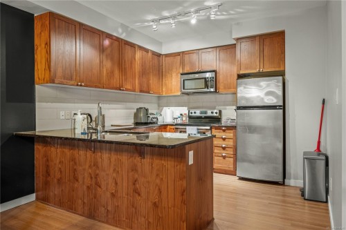 215-99 Chapel St, Nanaimo, BC - Indoor Photo Showing Kitchen