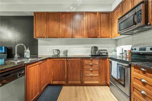 215-99 Chapel St, Nanaimo, BC - Indoor Photo Showing Kitchen