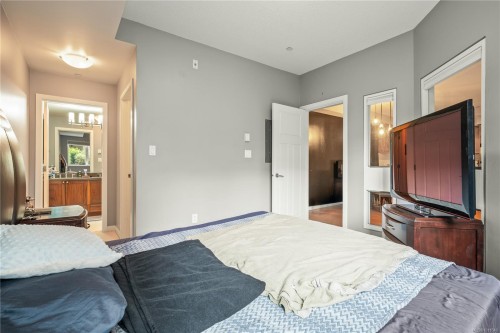215-99 Chapel St, Nanaimo, BC - Indoor Photo Showing Bedroom
