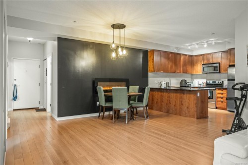 215-99 Chapel St, Nanaimo, BC - Indoor Photo Showing Kitchen