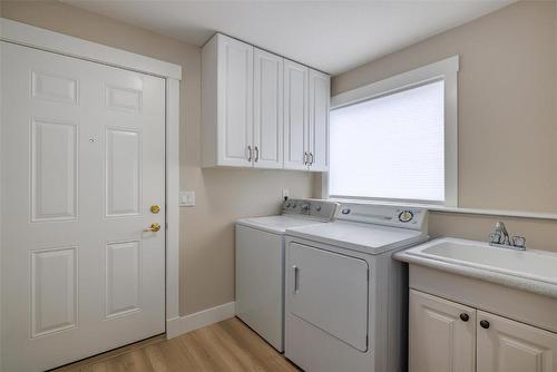 1009 Hudson Road, West Kelowna, BC - Indoor Photo Showing Laundry Room