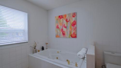 633 Glenwood Avenue, Kelowna, BC - Indoor Photo Showing Bathroom