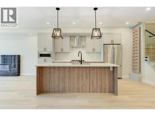 839 Lawson Avenue Unit# 4, Kelowna, BC - Indoor Photo Showing Kitchen With Upgraded Kitchen