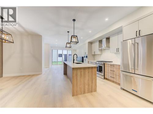 839 Lawson Avenue Unit# 4, Kelowna, BC - Indoor Photo Showing Kitchen With Stainless Steel Kitchen With Upgraded Kitchen