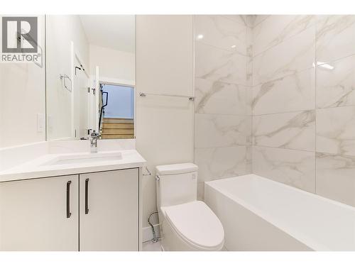 839 Lawson Avenue Unit# 4, Kelowna, BC - Indoor Photo Showing Bathroom