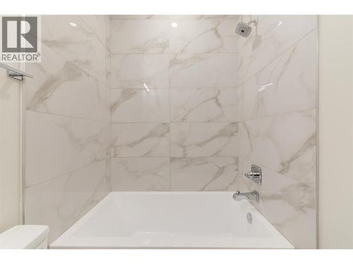 839 Lawson Avenue Unit# 4, Kelowna, BC - Indoor Photo Showing Bathroom