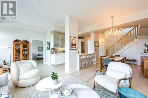 408 - 66 Kippendavie Avenue, Toronto, ON - Indoor Photo Showing Living Room