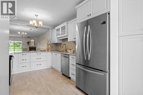 1874 Parkview Crescent Unit# 7, Kelowna, BC - Indoor Photo Showing Kitchen