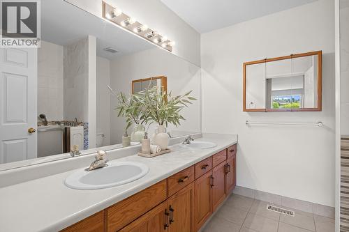 1874 Parkview Crescent Unit# 7, Kelowna, BC - Indoor Photo Showing Bathroom