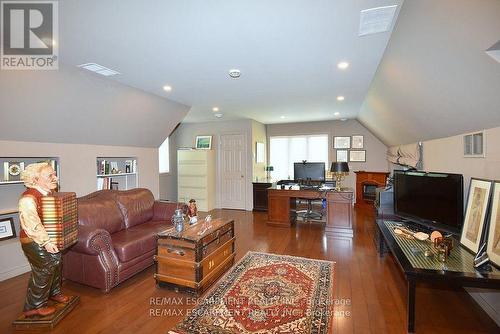 712 Robson Road, Hamilton, ON - Indoor Photo Showing Living Room
