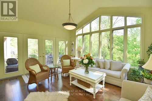 712 Robson Road, Hamilton, ON - Indoor Photo Showing Living Room