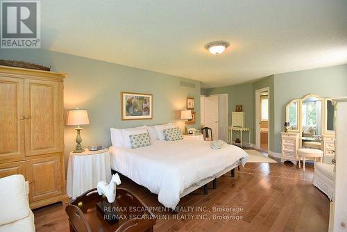 712 Robson Road, Hamilton, ON - Indoor Photo Showing Bedroom
