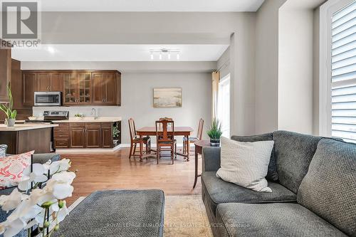 41 - 300 Ravineview Way, Oakville, ON - Indoor Photo Showing Living Room
