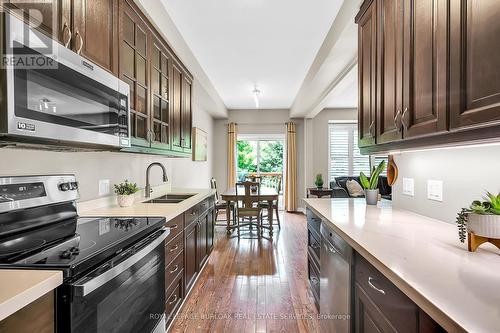 41 - 300 Ravineview Way, Oakville, ON - Indoor Photo Showing Kitchen With Double Sink With Upgraded Kitchen