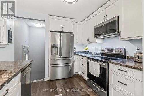 1842 Churchill Avenue, London East (East H), ON - Indoor Photo Showing Kitchen With Upgraded Kitchen