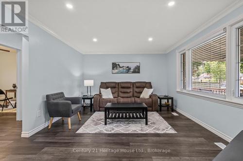 1842 Churchill Avenue, London East (East H), ON - Indoor Photo Showing Living Room