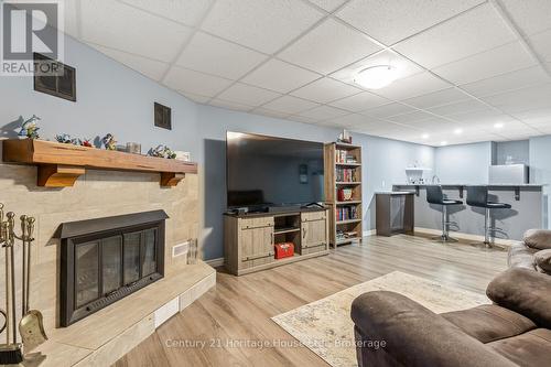 1842 Churchill Avenue, London East (East H), ON - Indoor Photo Showing Living Room With Fireplace