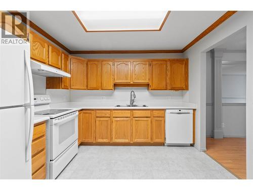 251 6 Street Se Unit# 110, Salmon Arm, BC - Indoor Photo Showing Kitchen With Double Sink