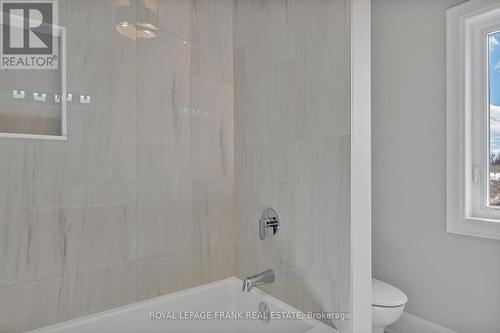 7 Nipigon Street, Kawartha Lakes (Verulam), ON - Indoor Photo Showing Bathroom