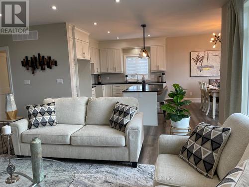 7 Nipigon Street, Kawartha Lakes (Verulam), ON - Indoor Photo Showing Living Room