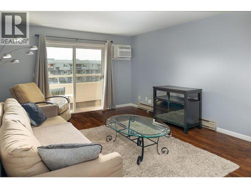 3155 Demontreuil Court Unit# 404, Kelowna, BC - Indoor Photo Showing Living Room